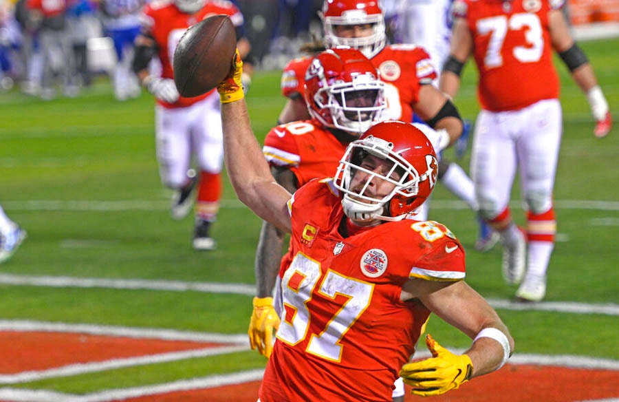 Travis Kelce al anotar uno de sus dos touchdowns ante Bills