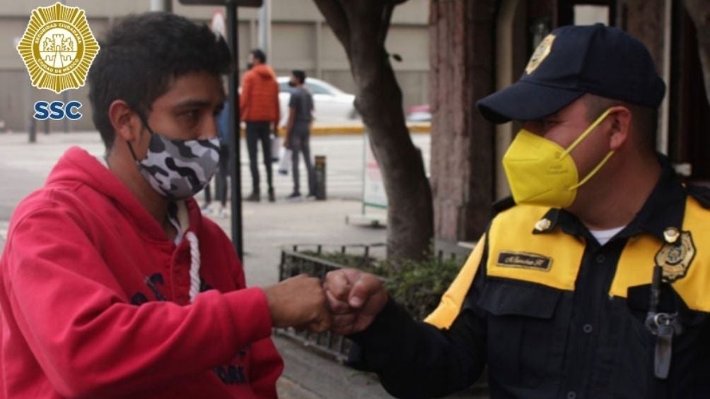 El oficial con el joven que extravió el dinero 