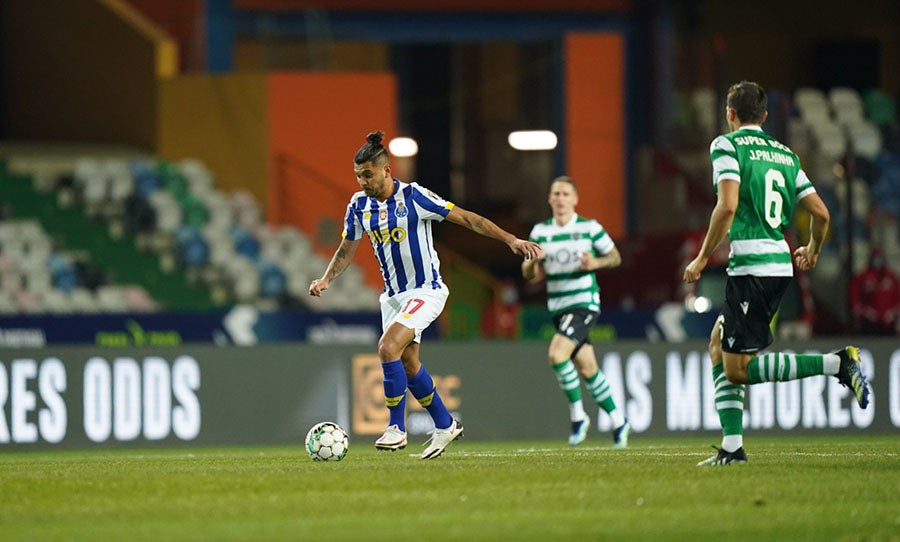 Jesús 'Tecatito' Corona en juego ante el Sporting Lisboa