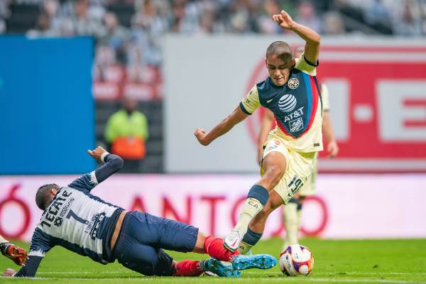 Santiago Naveda en acción con América