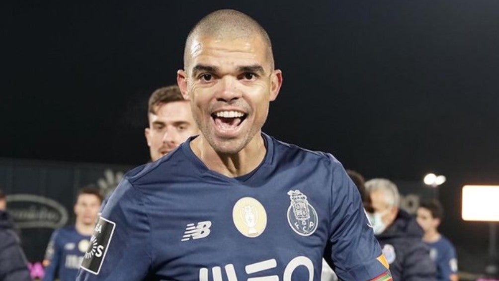 Pepe durante un partido con Porto