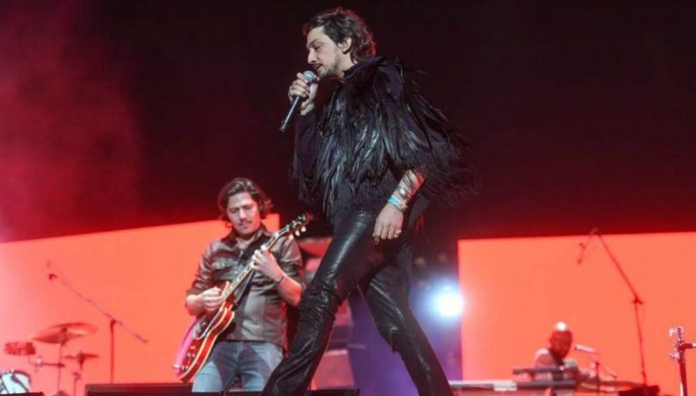 León Larregui presentándose en el Vive Latino 2017 