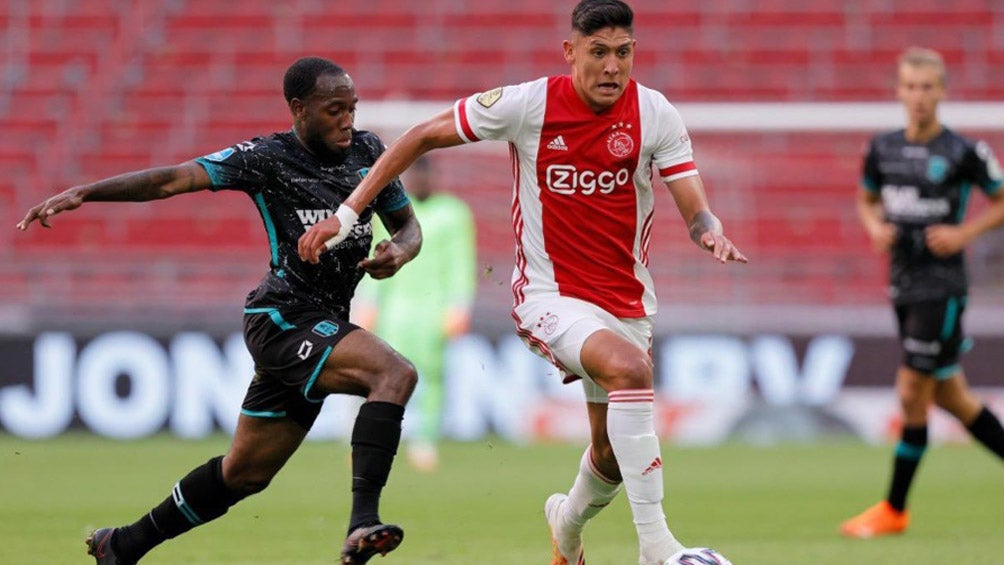 Edson Álvarez en un partido del Ajax