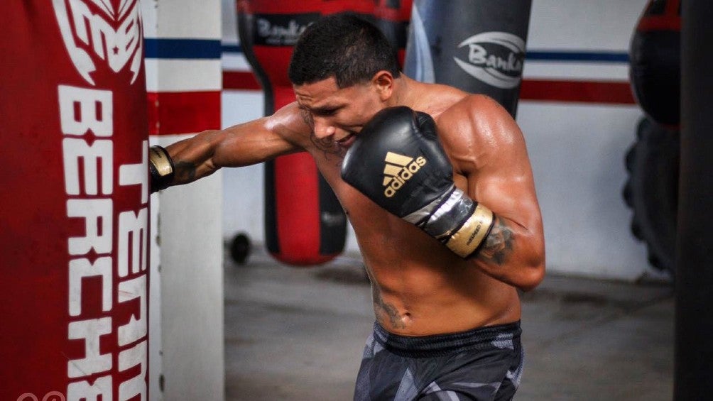 Alacrán Berchelt durante un entrenamiento