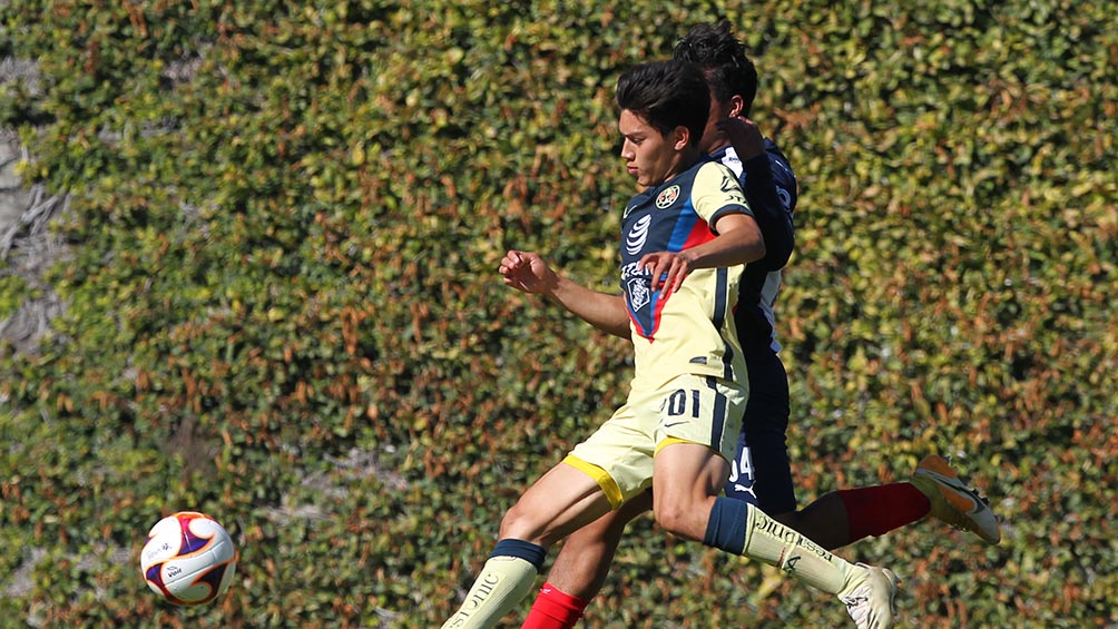 La disputa del balón en el partido en América y Rayados de Sub 20