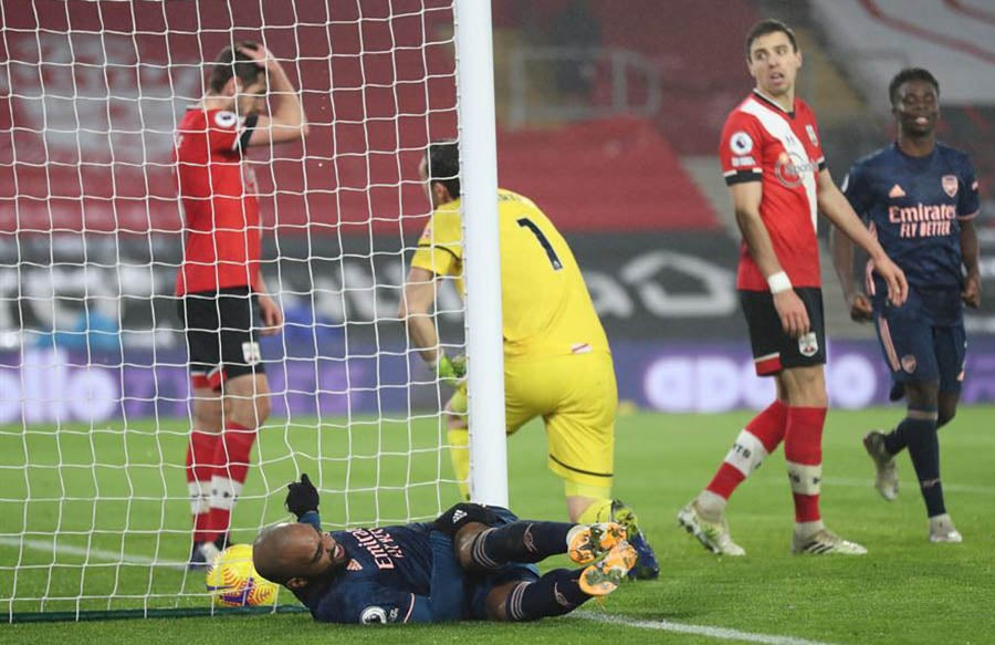 Lacazette en el terreno de juego después de marcar