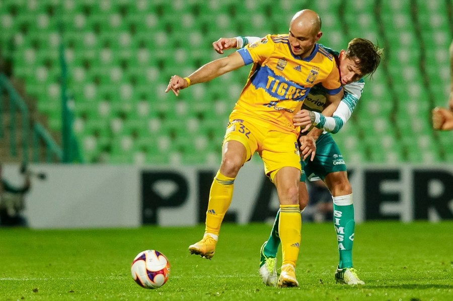 Carlos González durante un partido con Tigres