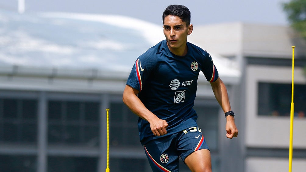 Santiago Naveda en una sesión con América