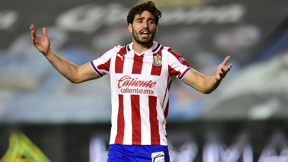 Pollo Briseño durante un duelo con Chivas 