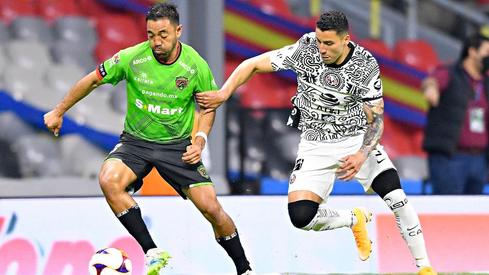 Marco Fabián en acción ante las Águilas del América