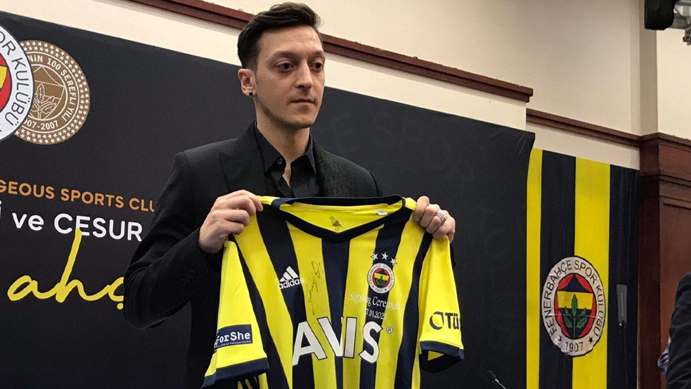 Mesut Özil durante su presentación con el Fenerbahce