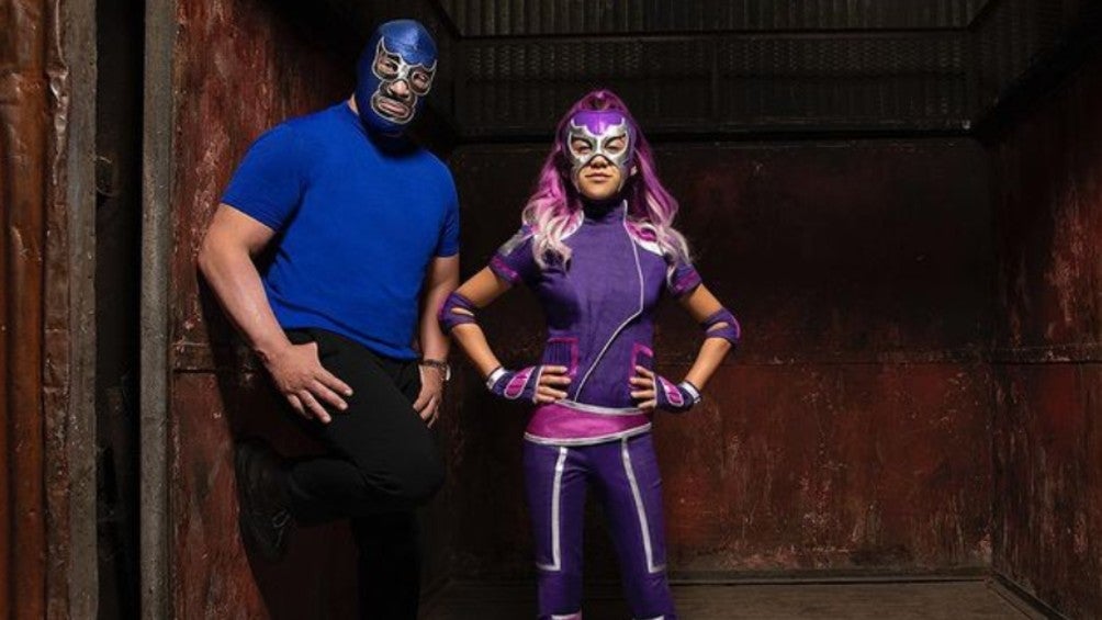 Blue Demon Jr. junto a Scarlett Estévez en su nueva serie