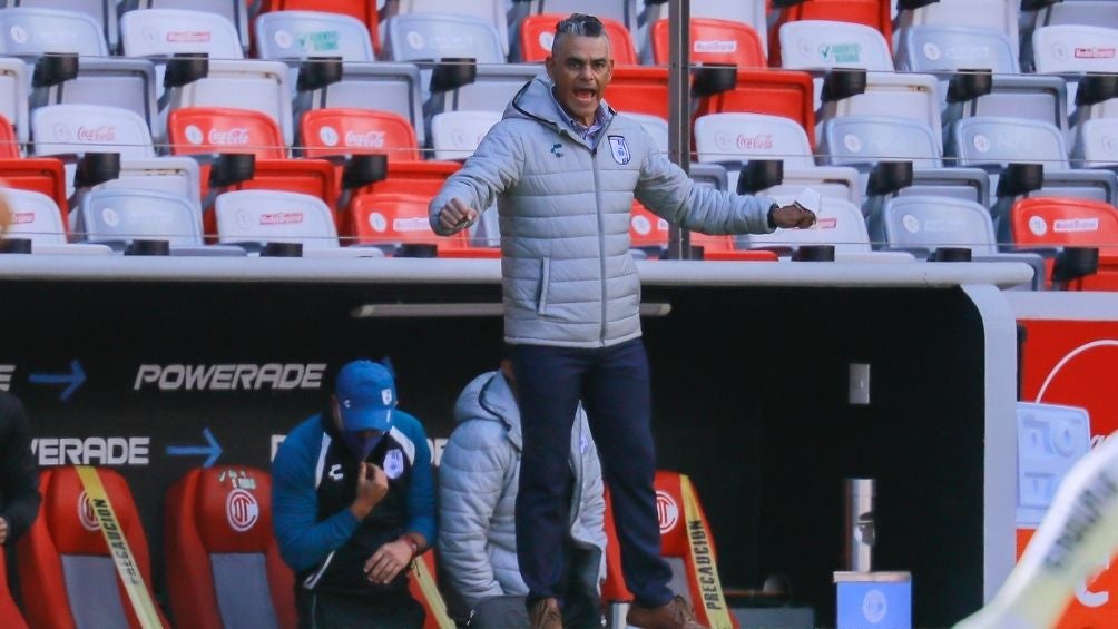 Héctor Altamirano en un partido con Querétaro 