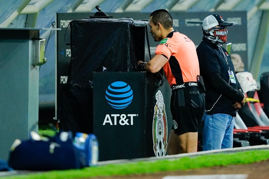 Marco Antonio Ortiz revisando una jugada en el América vs Juárez