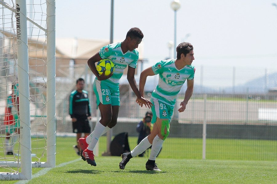 Joao Maleck en un partido de Santos Sub-20