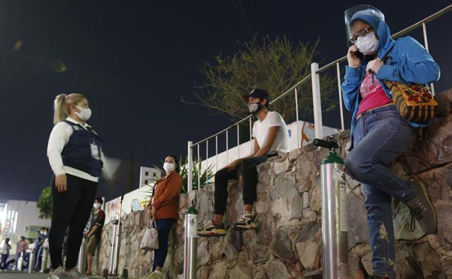 Habitantes de Guadalajara haciendo fila para llenar tanques de oxígeno