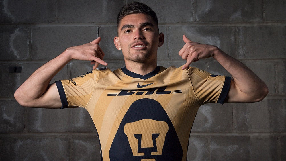 Johan Vásquez luce la nueva indumentaria de Pumas 