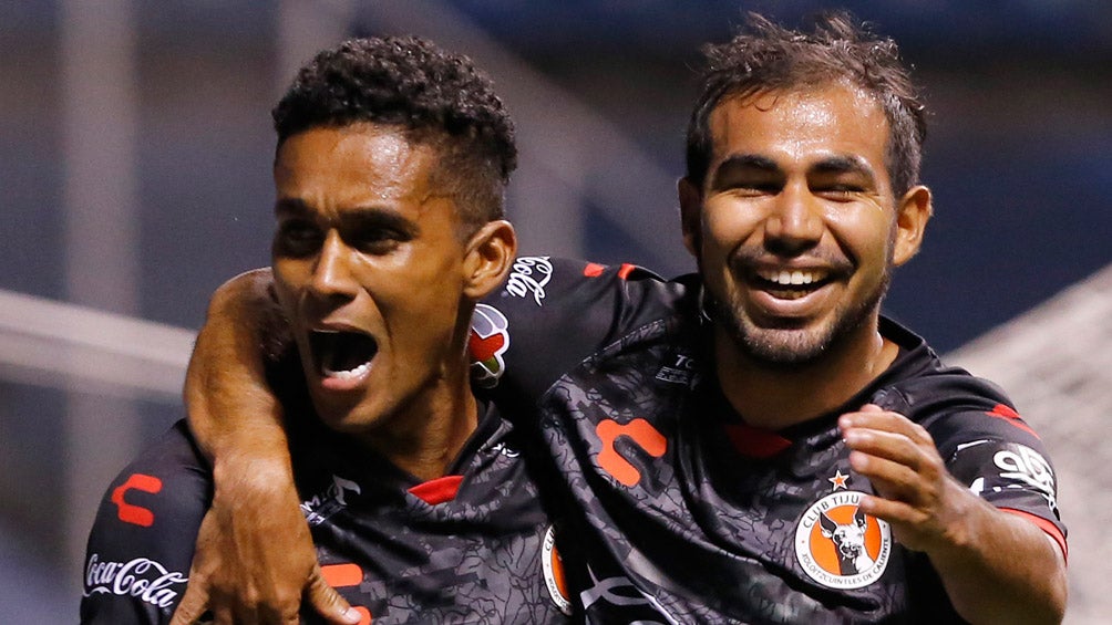 Jugadores de Xolos celebrando una anotación