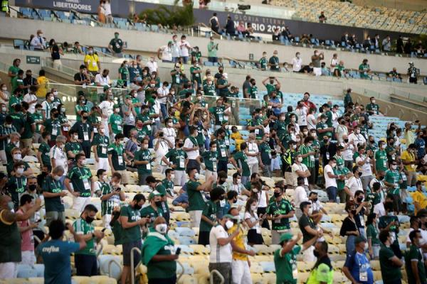 Selecto grupo de aficionados en el Maracaná