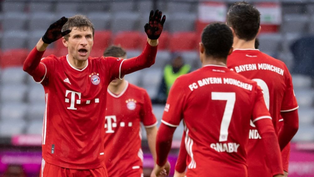 Thomas Müller festejando con sus compañeros un gol a favor del Bayern