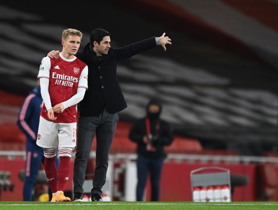 Mikel Arteta dando indicaciones a Martin Odegaard