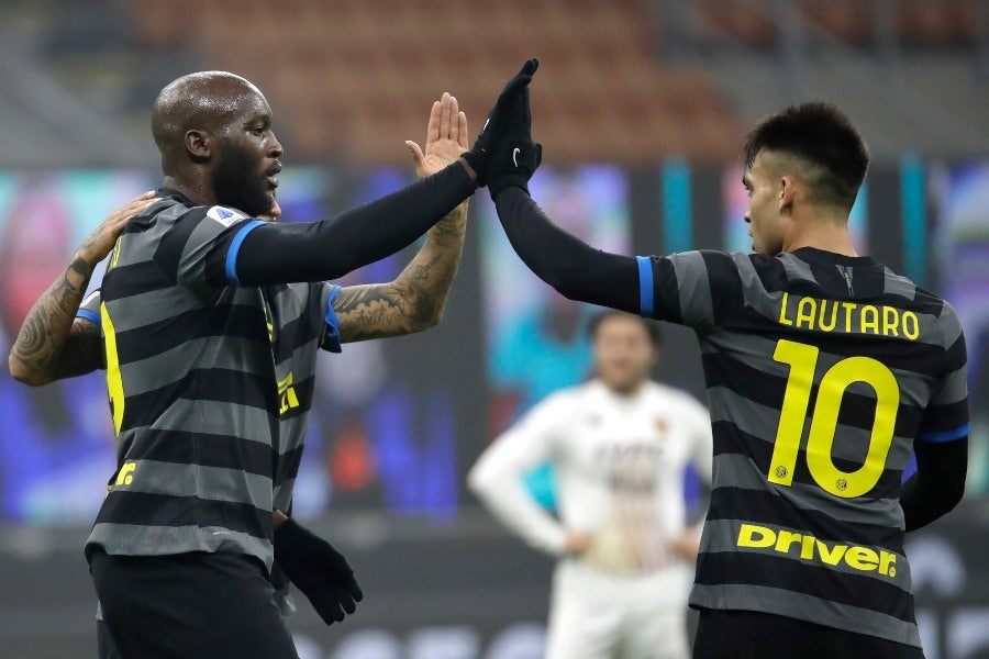 Romelu Lukaku y Lautaro Martínez celebrando