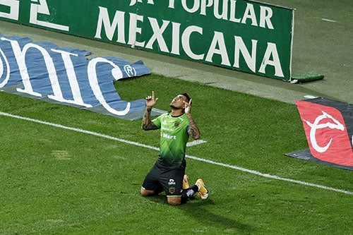 Darío Lezcano festeja su gol contra Chivas 