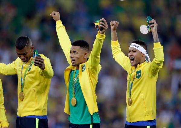 Gabriel Jesús y Neymar festejando el campeonato olímpico