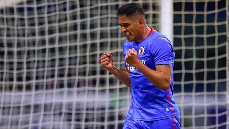 Luis Romo durante un partido con Cruz Azul