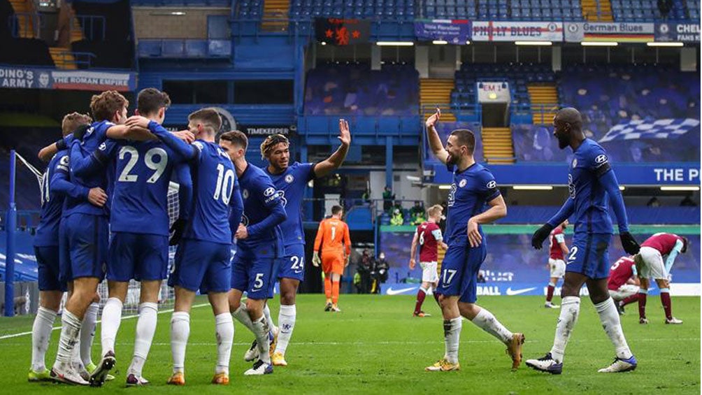 Jugadores del Chelsea festejan gol ante el Burnley 