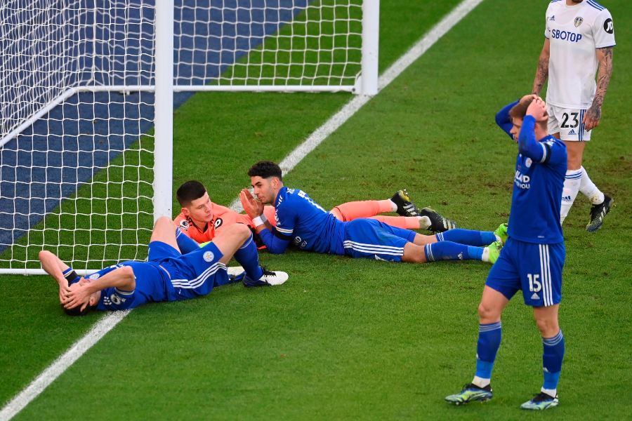 Jugadores del Leicester City tras recibir un gol en contra