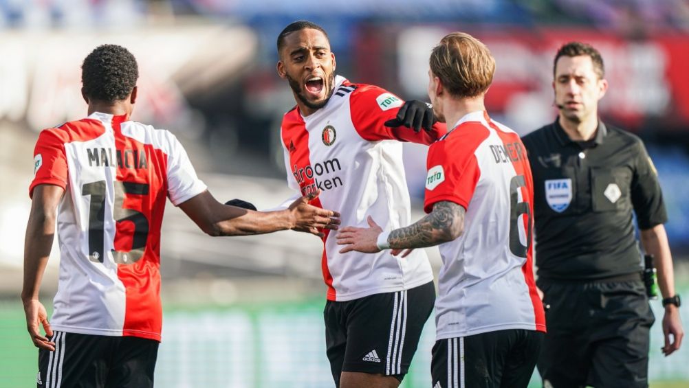 Jugadores del Feyenoord festejando un gol a favor 