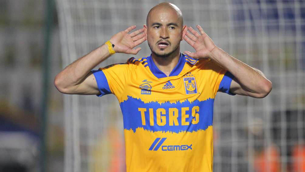 Carlos González en festejo con Tigres