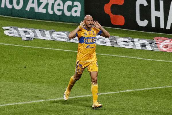 Carlos González en festejo con Tigres