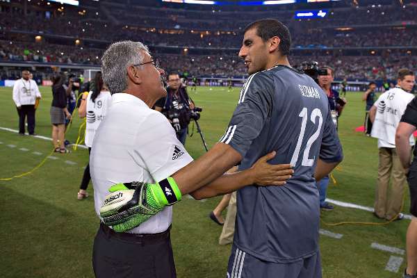 Nahuel Guzmán y Tuca Ferretti en saludo