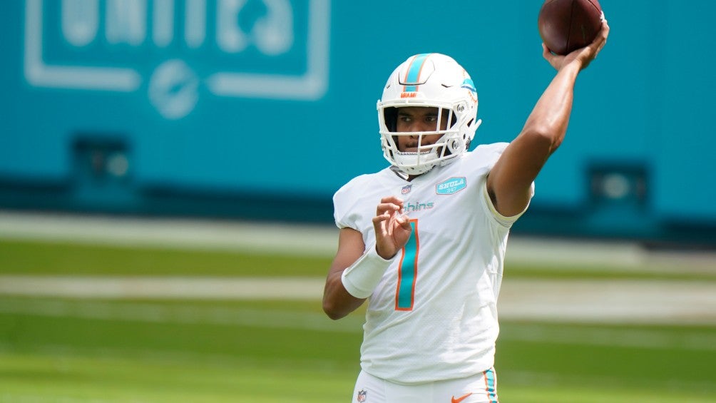 Tua Tagovailoa durante un partido con los Dolphins