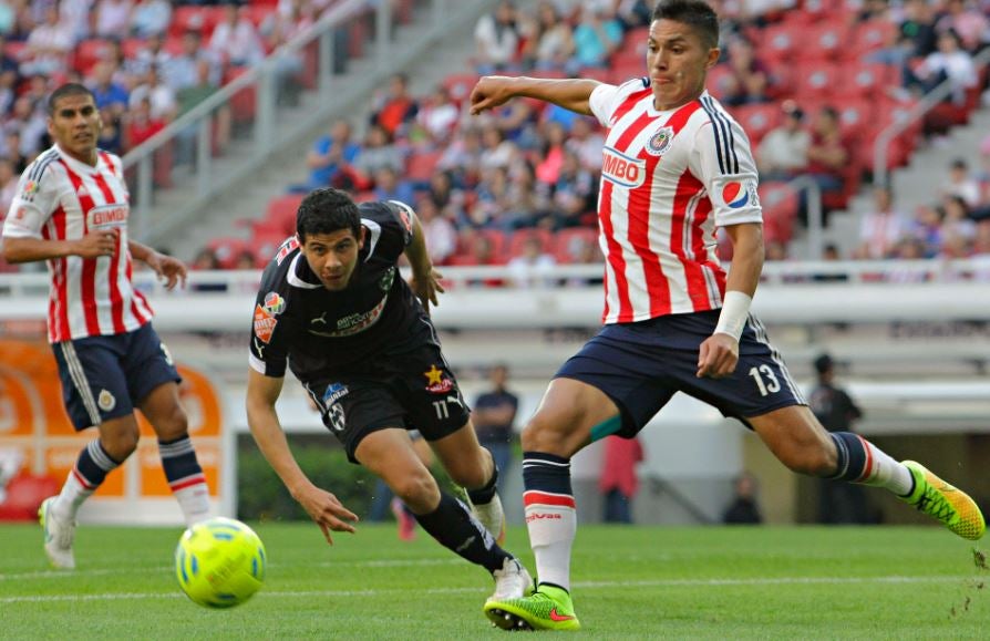 Salcedo en juego con Chivas