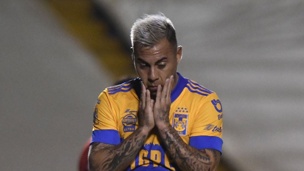 Eduardo Vargas se lamenta tras una falla con Tigres