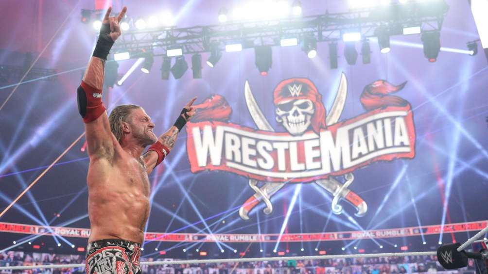 Edge celebrando su victoria en Royal Rumble