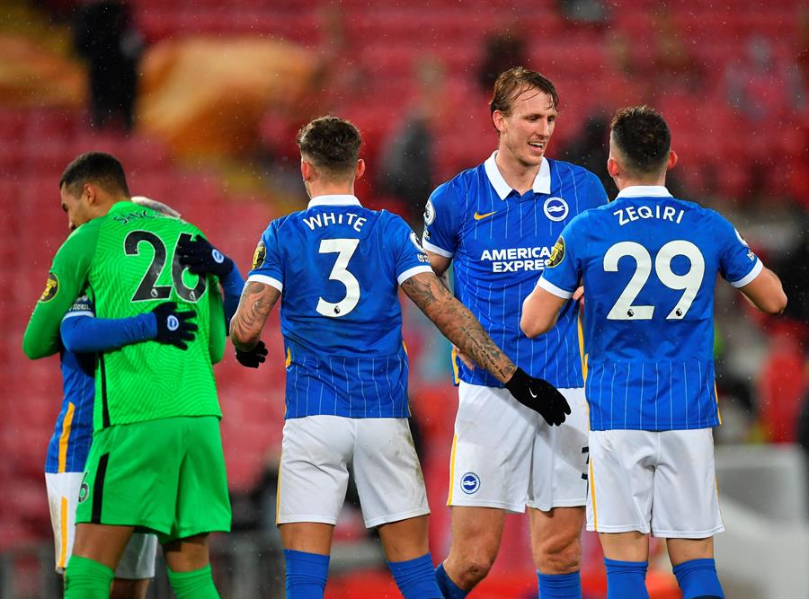 Jugadores del Brighton celebran victoria vs Liverpool