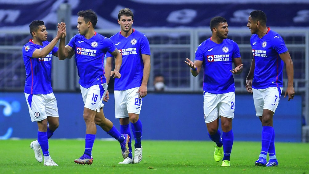 Jugadores de Cruz Azul festejan un tanto en el Azteca 