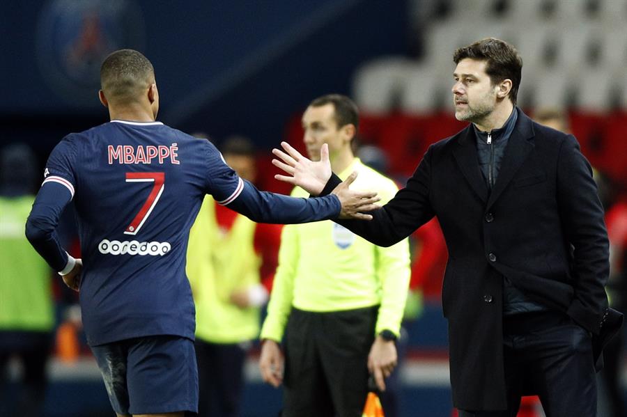 Mbappé y Pochettino en partido con el PSG