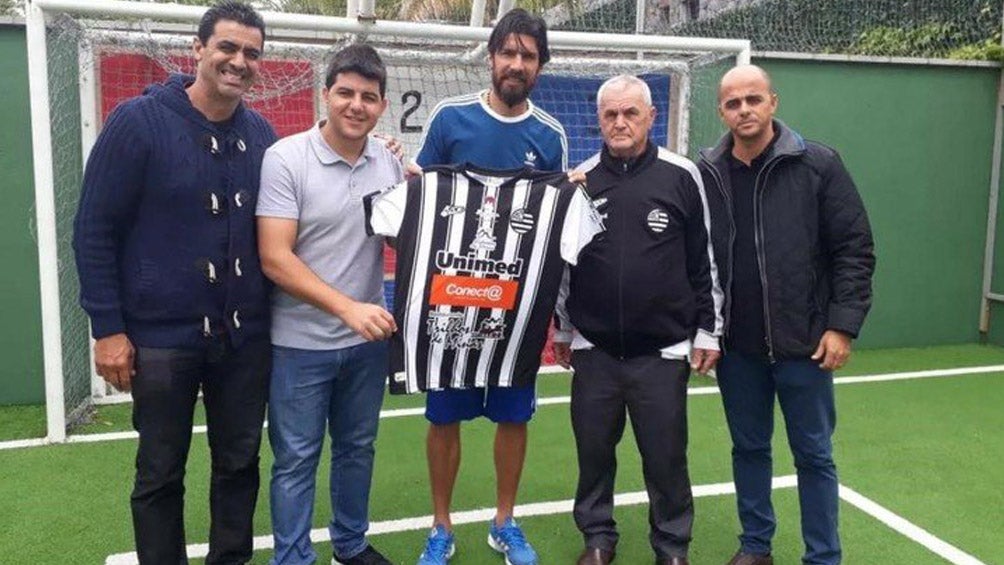 Loco Abreu posa con la camiseta del Athletic Club de Minas Gerais,