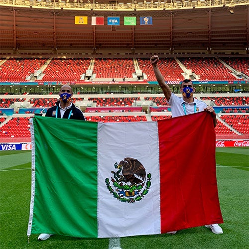 Nahuel Guzmán y Guido Rodríguez posan con la bandera