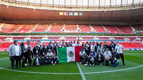 Todo el equipo en la cancha del Ahmed bin Ali