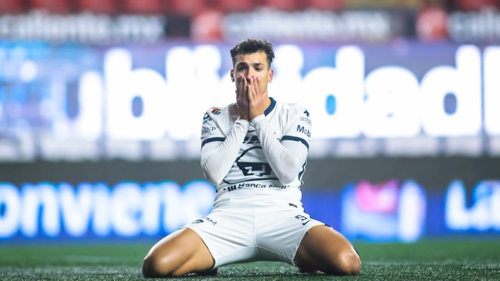 Juan Dinenno durante un partido con Pumas