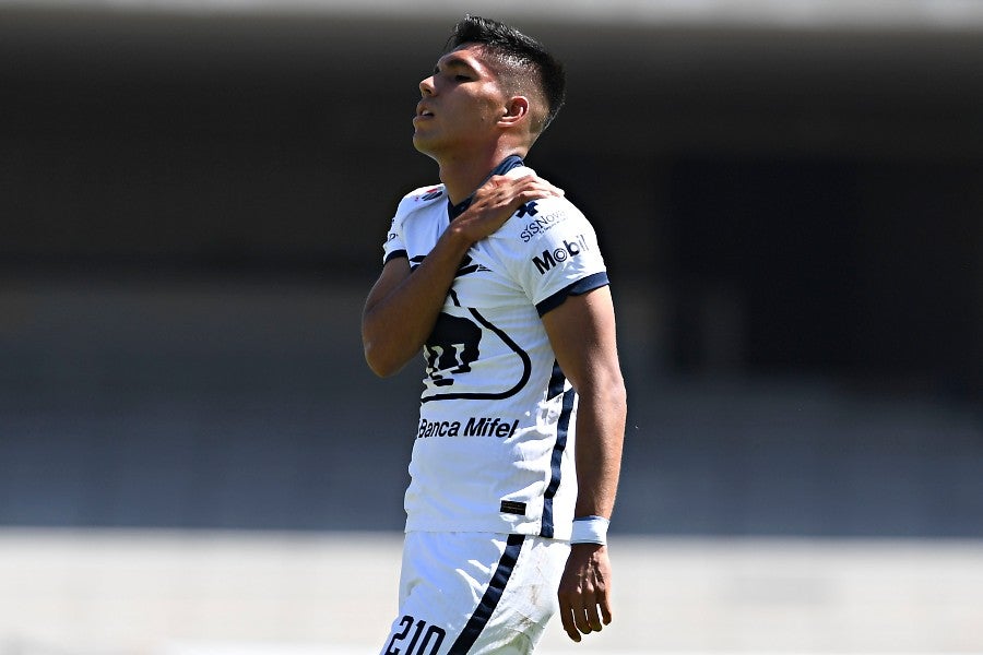 Emanuel Montejano durante un partido con Pumas