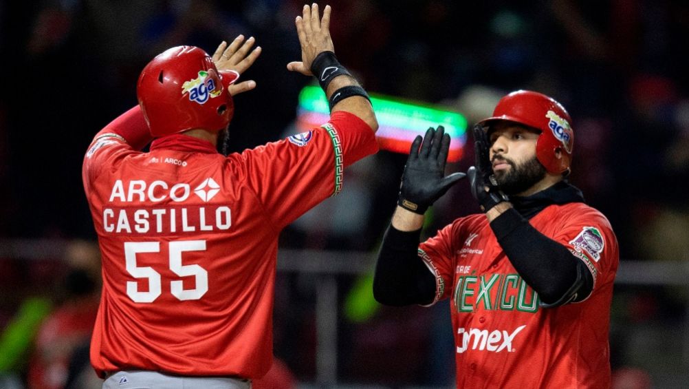 Jugadores de los Tomateros de Culiacán festejando