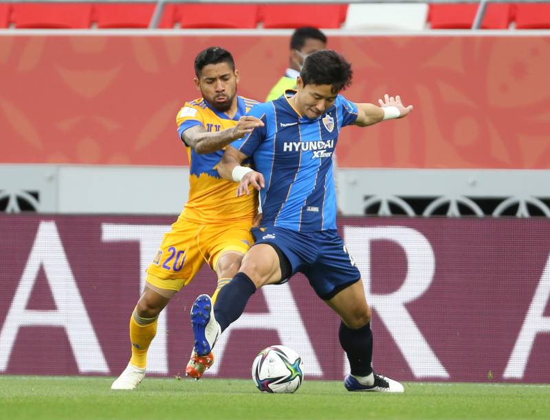 Javier Aquino en partido con Ulsan Hyundai