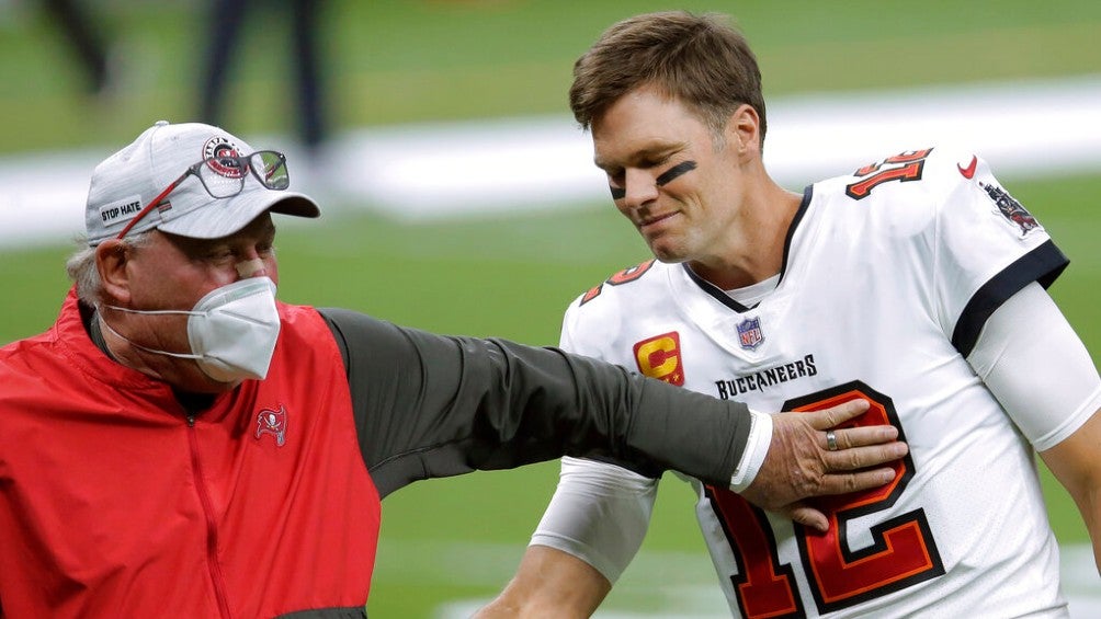 Bruce Arians junto a Tom Brady en partido de los Bucs